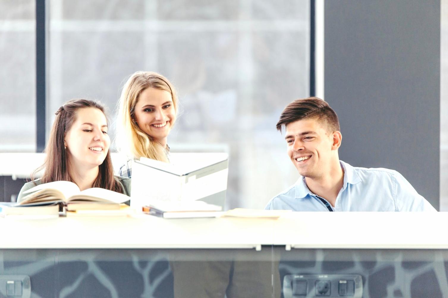 Ambiente profesional de consultoría financiera con documentos y análisis